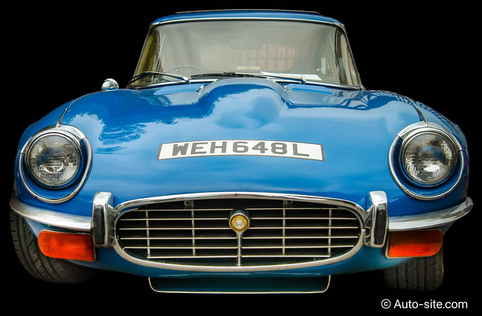 jaguar e type xke 2+2 5 3 litre v12 1973 weh648l azure blue front isolated